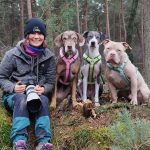 Hundetrainerin Sarah Mikulla mit drei Hunden
